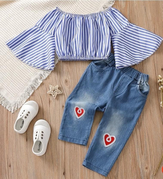 Bell Sleeve Top with embroidered heart jeans! ♥️