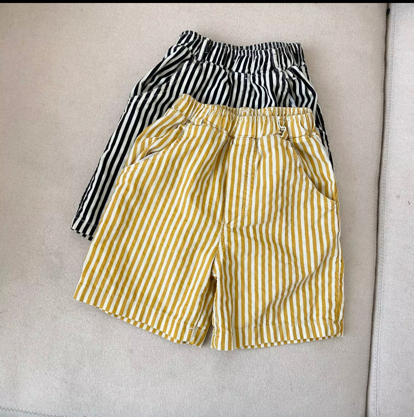 Striped shorts in yellow 🩳